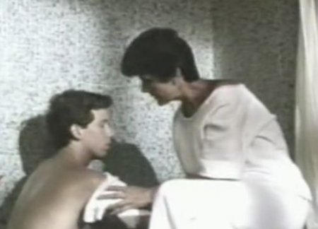 Сцена инцеста сына с мамой в ванной из старого ретро фильма - KingPorno 
